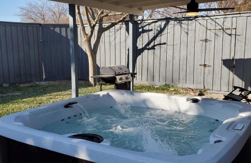 Richardson House | 17 Mi to Dallas Richardson Home with Hot Tub