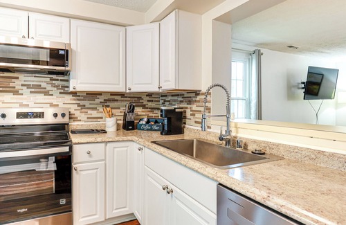 Bowie House | 17 Mi to DC: Cozy Townhome in Bowie!