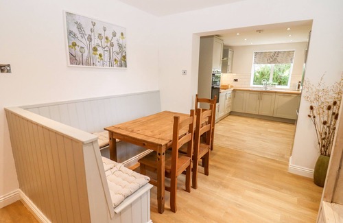 Broadway Cottage | 17 SANDS CLOSE, pet friendly, with open fire in Broadway