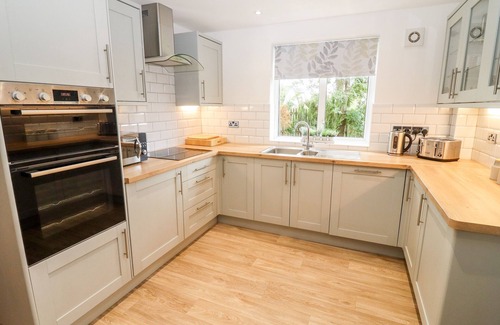 Broadway Cottage | 17 SANDS CLOSE, pet friendly, with open fire in Broadway