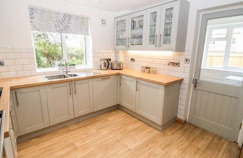 Broadway Cottage | 17 SANDS CLOSE, pet friendly, with open fire in Broadway