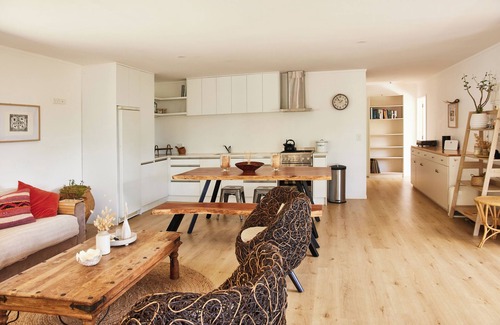 Tryphena House | 175° East - Tree House