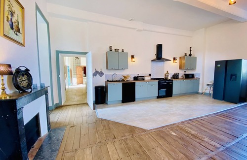 Alloue Villa | 17th century manor overlooking the Charente
