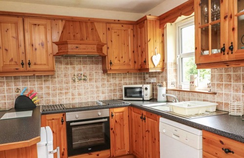 Glengarriff House | 18 DALEWOOD, pet friendly, with a garden in Glengarriff, County Cork