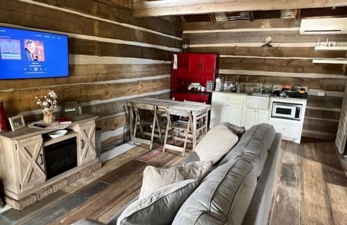 Montgomery Cabin | 1800’s style log cabin with modern amenities
