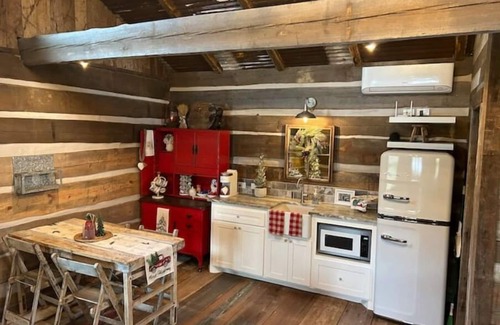 Montgomery Cabin | 1800’s style log cabin with modern amenities