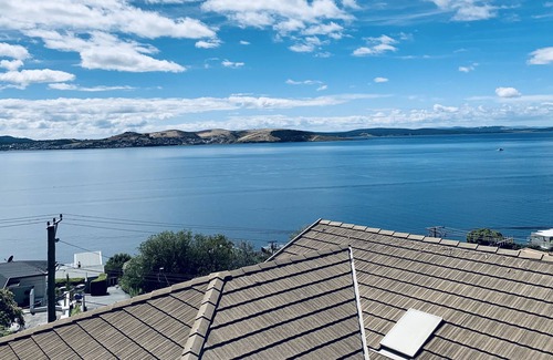 Sandy Bay House | 180° Aurora Seafront Horizon