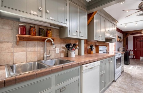 Etters Bed & Breakfast | 1850s Restored Barn near Hershey, Harrisburg, Lancaster, Gettysburg, and Skiing