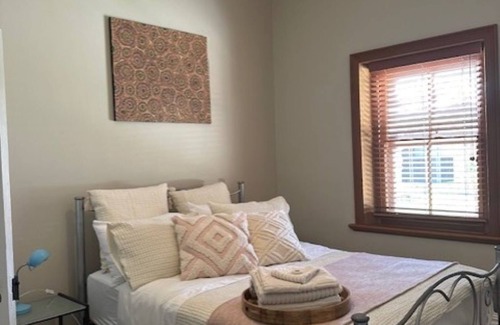 Evanston Bed & Breakfast | 1880 Bluestone Guesthousen20 min to Barossa, walking distance to train station
