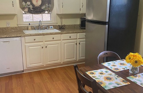 Anniston House | 1882 Cottage-charming! LOCATION! Pets w/fee. Long term rates,re Springwood Inn.