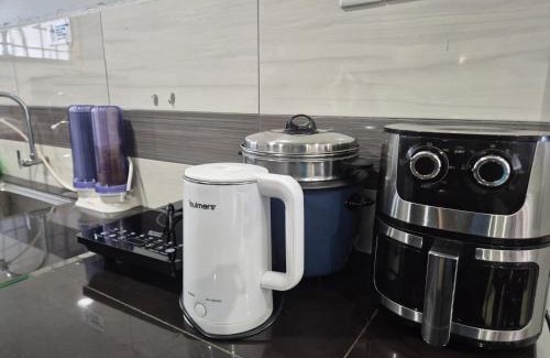 Si Rusa Apartment | 18pax GFloor 4R4B Dual-Key DOORSTEP PRIVATE BEACH, WATERSPORT, Pool, BBQ Set, Wifi, 50"TV