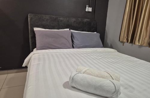 Si Rusa Apartment | 18pax GFloor 4R4B Dual-Key DOORSTEP PRIVATE BEACH, WATERSPORT, Pool, BBQ Set, Wifi, 50"TV