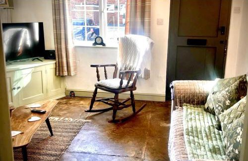 Snitterfield House | 18th Century Cosy Cottage with Stunning Views