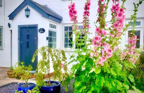 Snitterfield House | 18th Century Cosy Cottage with Stunning Views