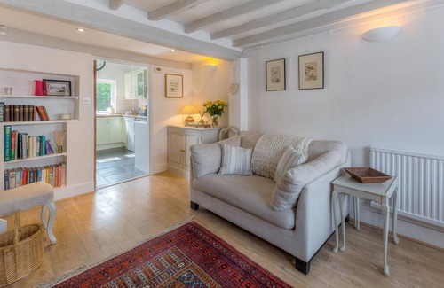 Arundel House | 18th century flint cottage in Arundel