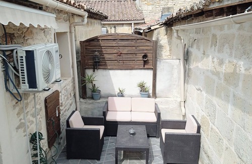 Marsillargues House | 18th century stone village house with terrace, 15 minutes from beaches.
