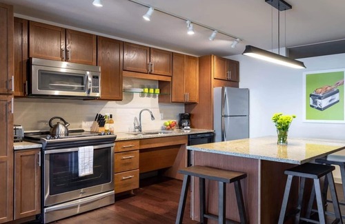 Downtown Dallas Apartment | 18th FL Stylish CozySuites w/roof pool, gym #1