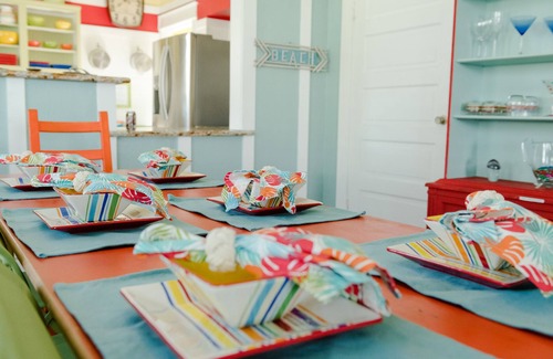 Galveston House | 1913 Coastal Cottage-1 Block to BEACH! Private backyard-Pet friendly-FREE WIFI!