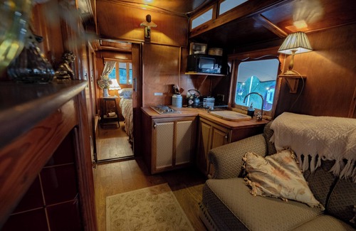Preston Cabin | 1920's Showman's Carriage with wagon, cinema, hot tub & stunning views by river!