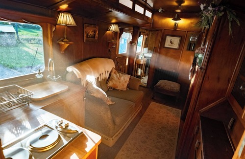 Preston Cabin | 1920's Showman's Carriage with wagon, cinema, hot tub & stunning views by river!