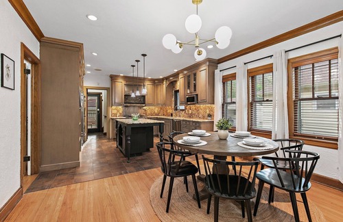 Rockford Apartment | 1920’s Luxury Rockford Retreat - Lower Unit