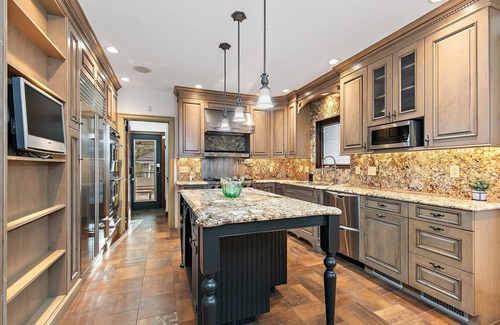 Rockford Apartment | 1920’s Luxury Rockford Retreat - Lower Unit