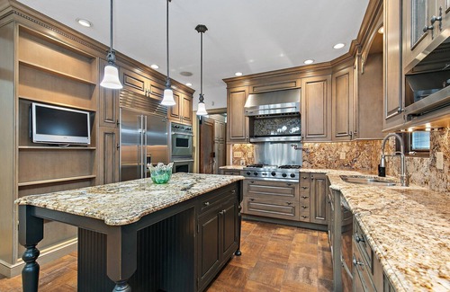 Rockford Apartment | 1920’s Luxury Rockford Retreat - Lower Unit