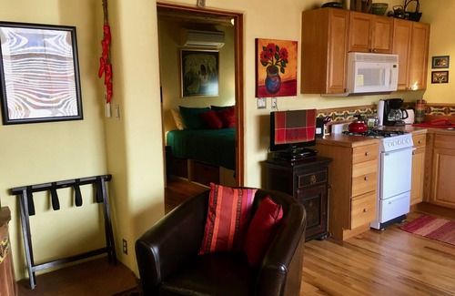 South Capitol House | 1930’s CASITA - in the SWEET HEART of Santa Fe! (South Capital)