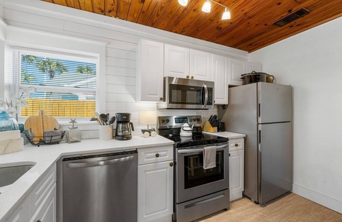 Laguna Beach Estates House | $195/NT Aug 6-9~Quiet Laguna Beach ~Directly Across Street-30ft from Perfect Beach Access #83