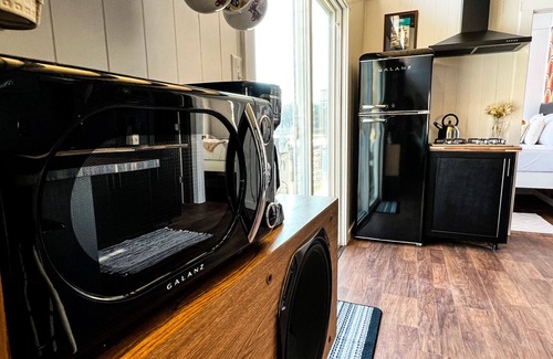 East Dubuque Cabin | 1970s Modern Floating River Cabin-HOT TUB!