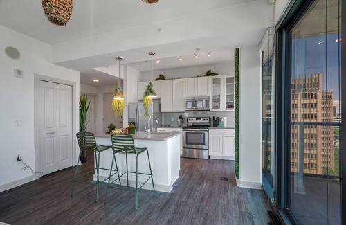 North Buckhead Apartment | 19th Floor Private Balcony, Panoramic View, 24 hr security, Private Garage, Pool