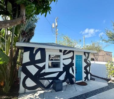 West Palm Beach Apartment | 1BD 1BA-Black&White ArtBNB Cottage-Antique Row WPB