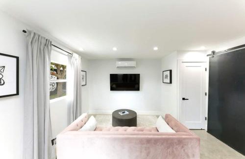 West Palm Beach Apartment | 1BD 1BA-Black&White ArtBNB Cottage-Antique Row WPB