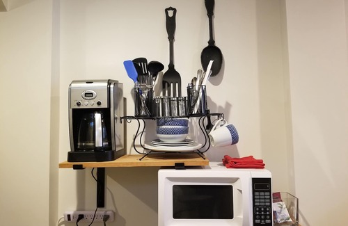 East Queen Anne House | 1Bd/1Bth w/kitchenette, 1 mile to Space Needle, 75 walk score, free parking