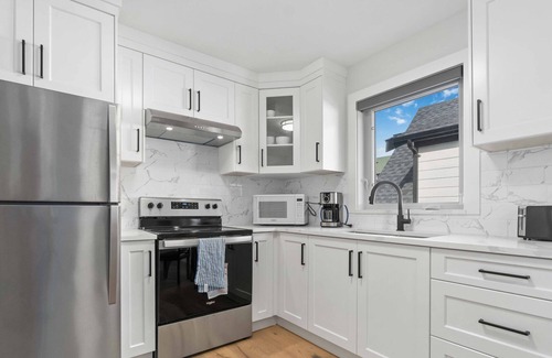 Ladner House | 1BD Cozy Coach Home B in Delta