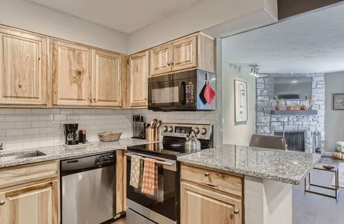 Union Square Condo | 1Bed 30+Day w/Pool Access | Lakewood