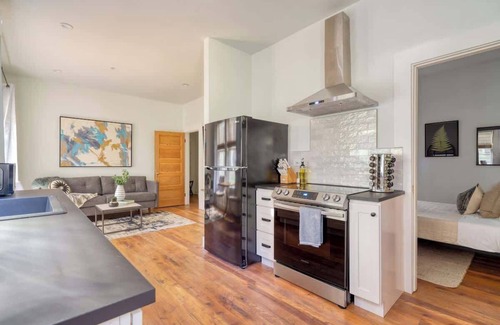 Uptown Apartment | 1BR - Boutique Flat - Prime NW Location