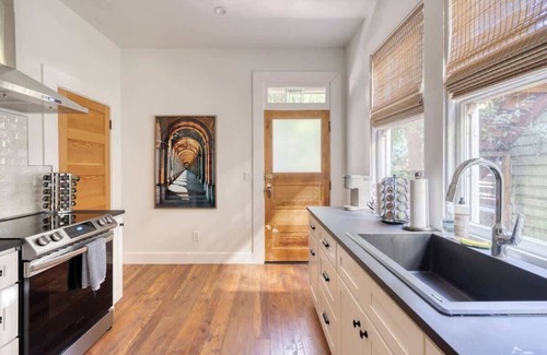 Uptown Apartment | 1BR - Boutique Flat - Prime NW Location