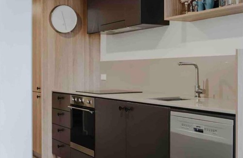 Braddon Apartment | 1Br Braddon retreat with mountain views