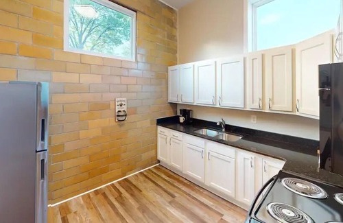 Taylor Berry House | 1BR|Brick Warehouse Loft|Urban Charm|Modern Design