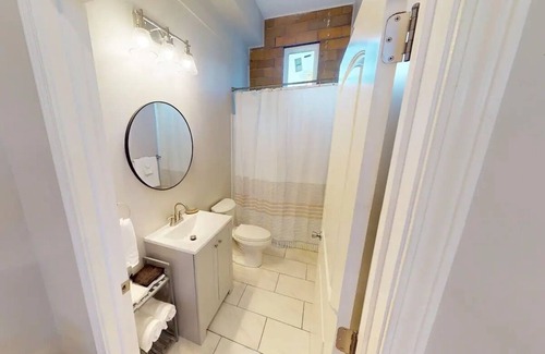 Taylor Berry House | 1BR|Brick Warehouse Loft|Urban Charm|Modern Design