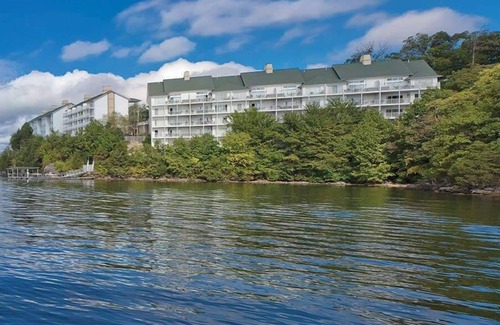 Osage Beach Condo | 1br Condo in Ozark Area-Water & Amusement Parks