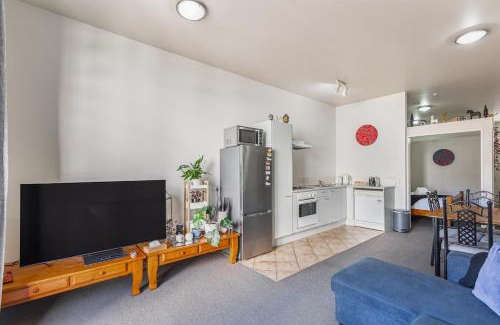 Grey Lynn Apartment | 1BR Grey Lynn Haven & Parking, Balcony Zodiak Stays