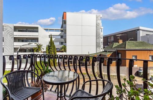Grey Lynn Apartment | 1BR Grey Lynn Haven & Parking, Balcony Zodiak Stays