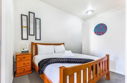 Grey Lynn Apartment | 1BR Grey Lynn Haven & Parking, Balcony Zodiak Stays