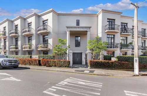 Grey Lynn Apartment | 1BR Grey Lynn Haven & Parking, Balcony Zodiak Stays