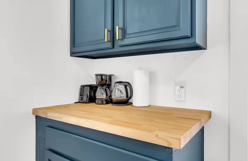 Woodlawn Lake Apartment | 1BR Guesthouse 2 Queens Near Downtown Long Stays Welcome
