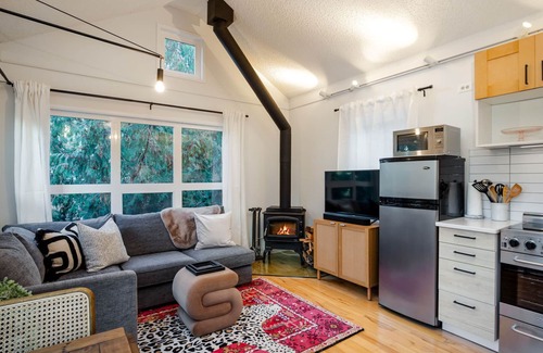 Whistler Creekside Condo | 1BR + Loft | Amazing Views | Near Gondola | Free Parking
