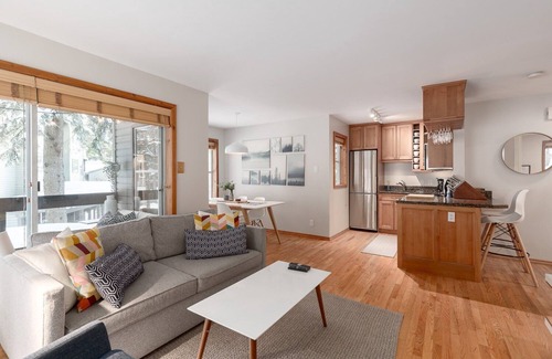 Whistler Creekside Condo | 1BR | Powderview - Creekside | Bright and Cozy | Private Bike/Ski Storage | Free Parking