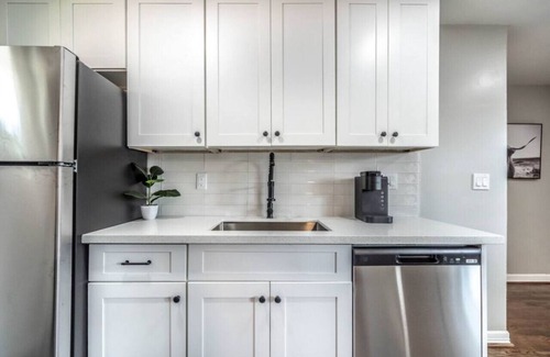 Neartown Apartment | 1BR, Private Bath Free Parking , Fast WiFi